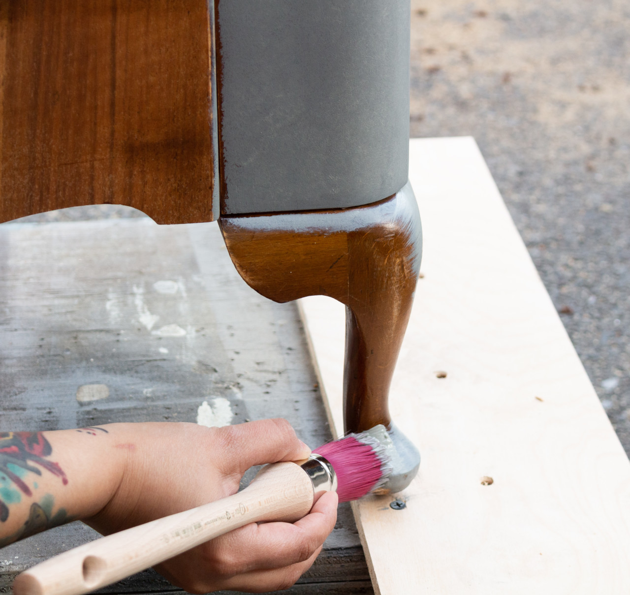 Painting a dresser with Sacred Sage using a Staalmeester Paint Brush