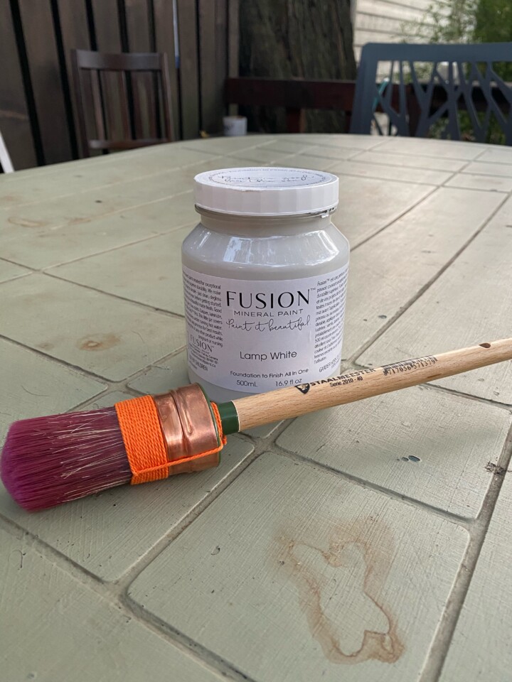 Outdoor plastic table makeover -Fusion Mineral Paint