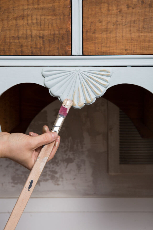 Vintage Gold Metallic to detailed areas of the dressing table 