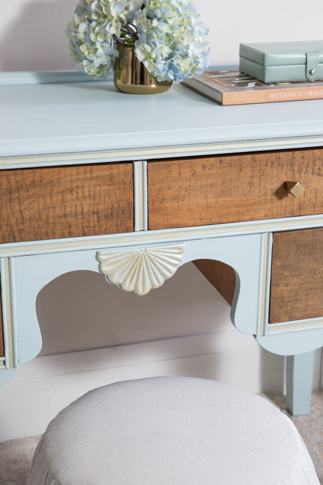 Pretty hardware on dressing table 