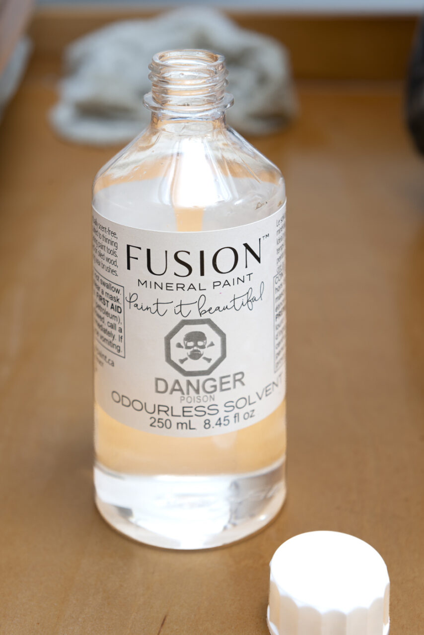 Fusion™ Mineral Paint Odourless solvent in a bottle 
