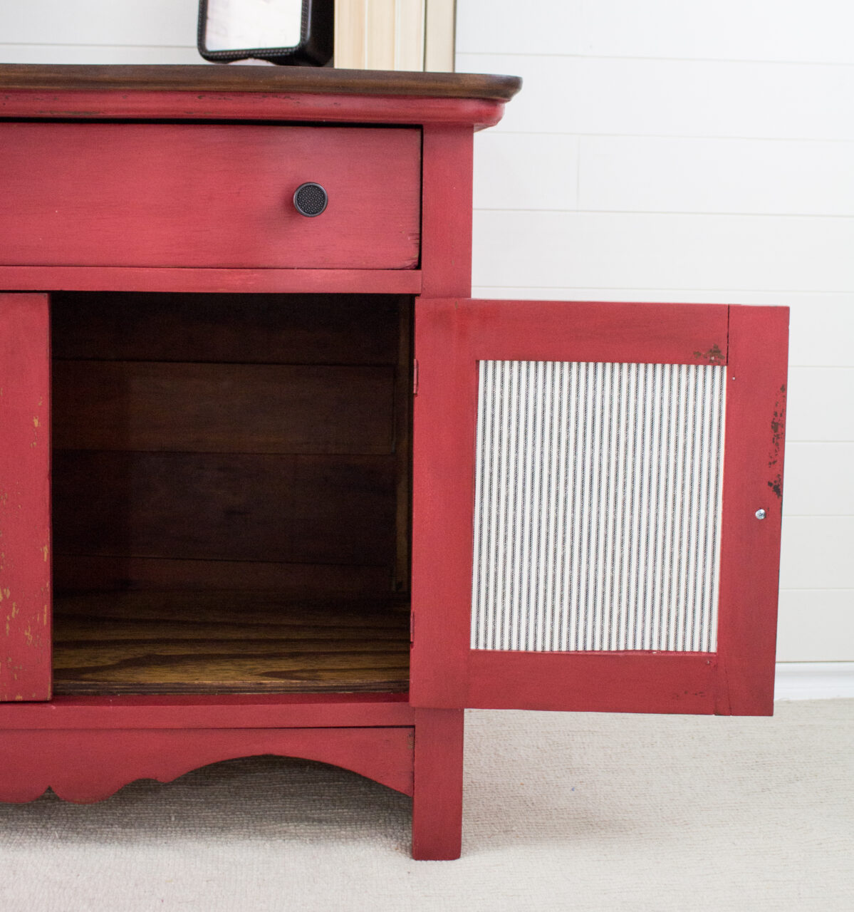 Holiday-Themed Hutch Makeover