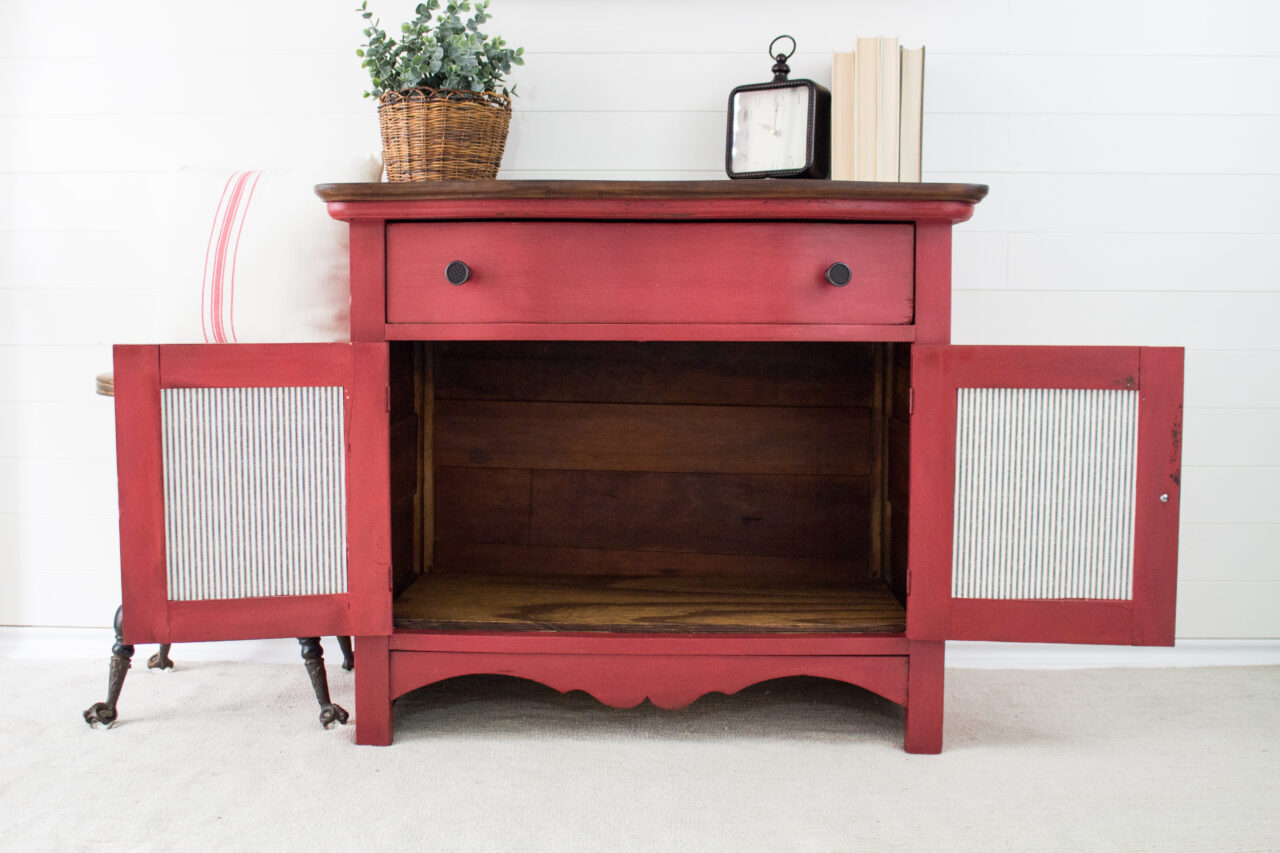 Holiday-Themed Hutch Makeover